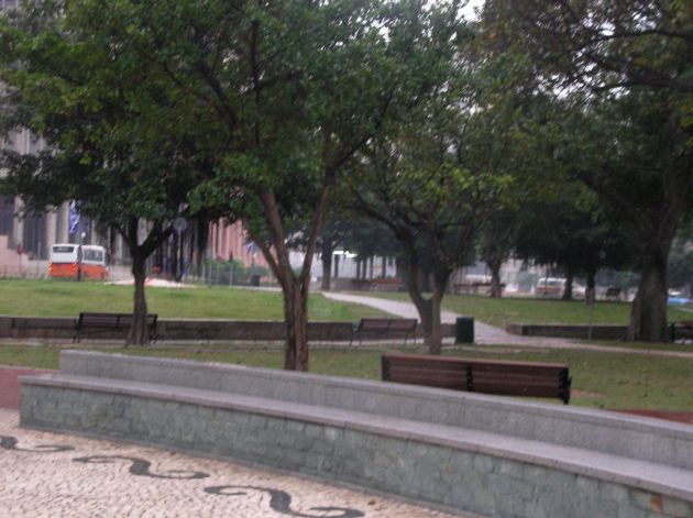 ジョルジュ・アルヴァレス記念碑周辺の公園